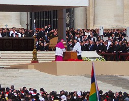 250 Mila Fedeli per lAbbraccio a Papa Francesco: la Messa esequiale in Piazza San Pietro